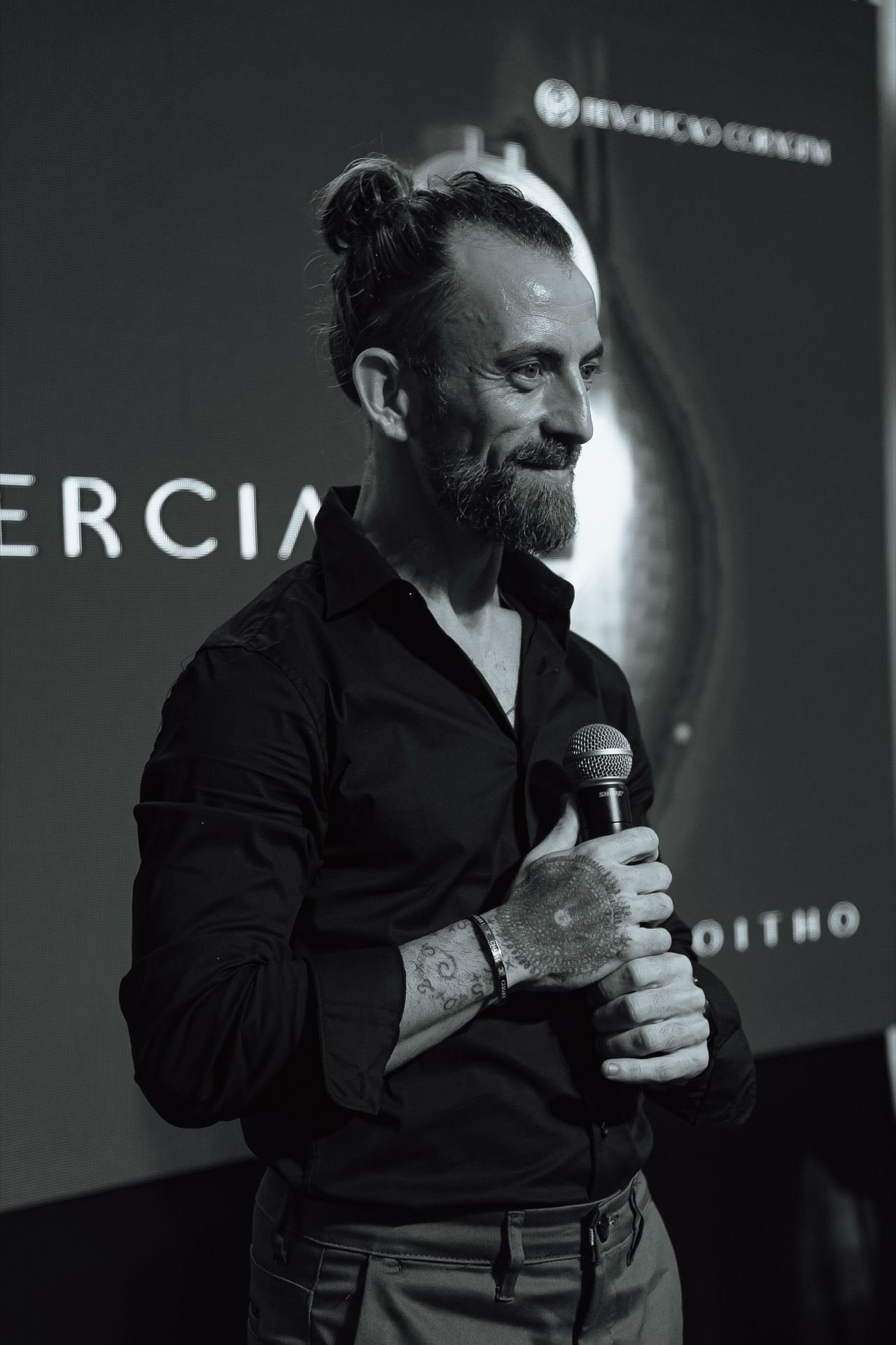 Jey Carvalho no palco, em preto e branco