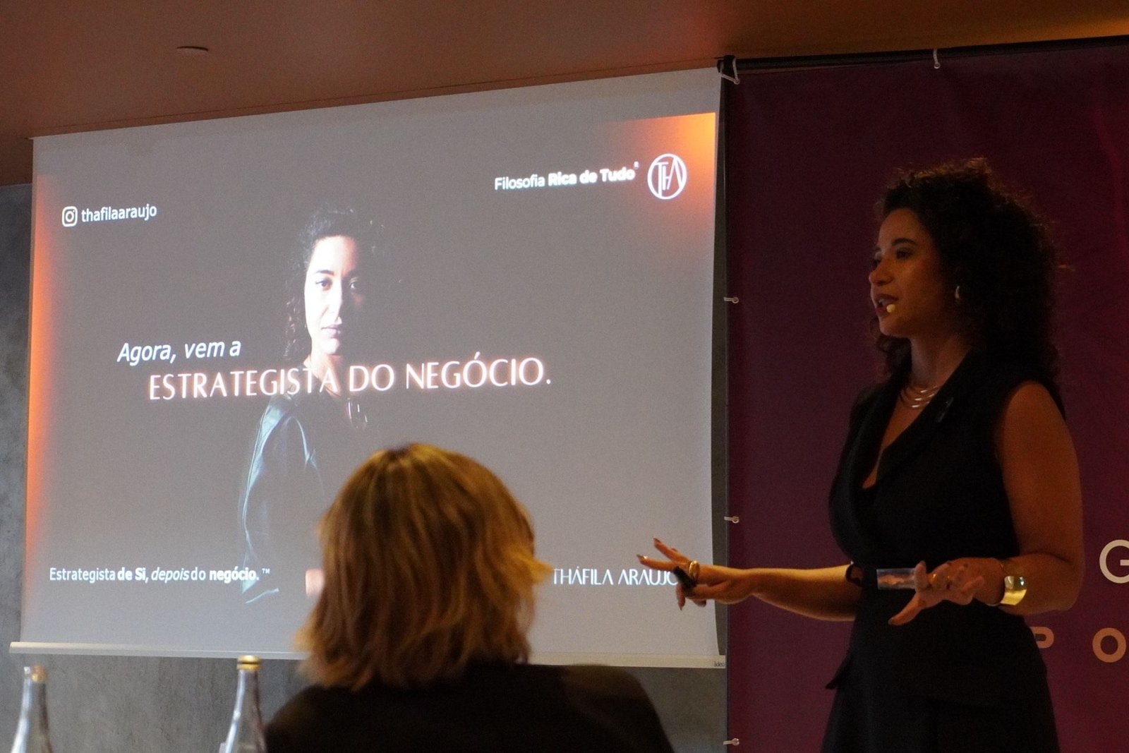 Tháfila Araujo palestrando sobre estratégia de negócio