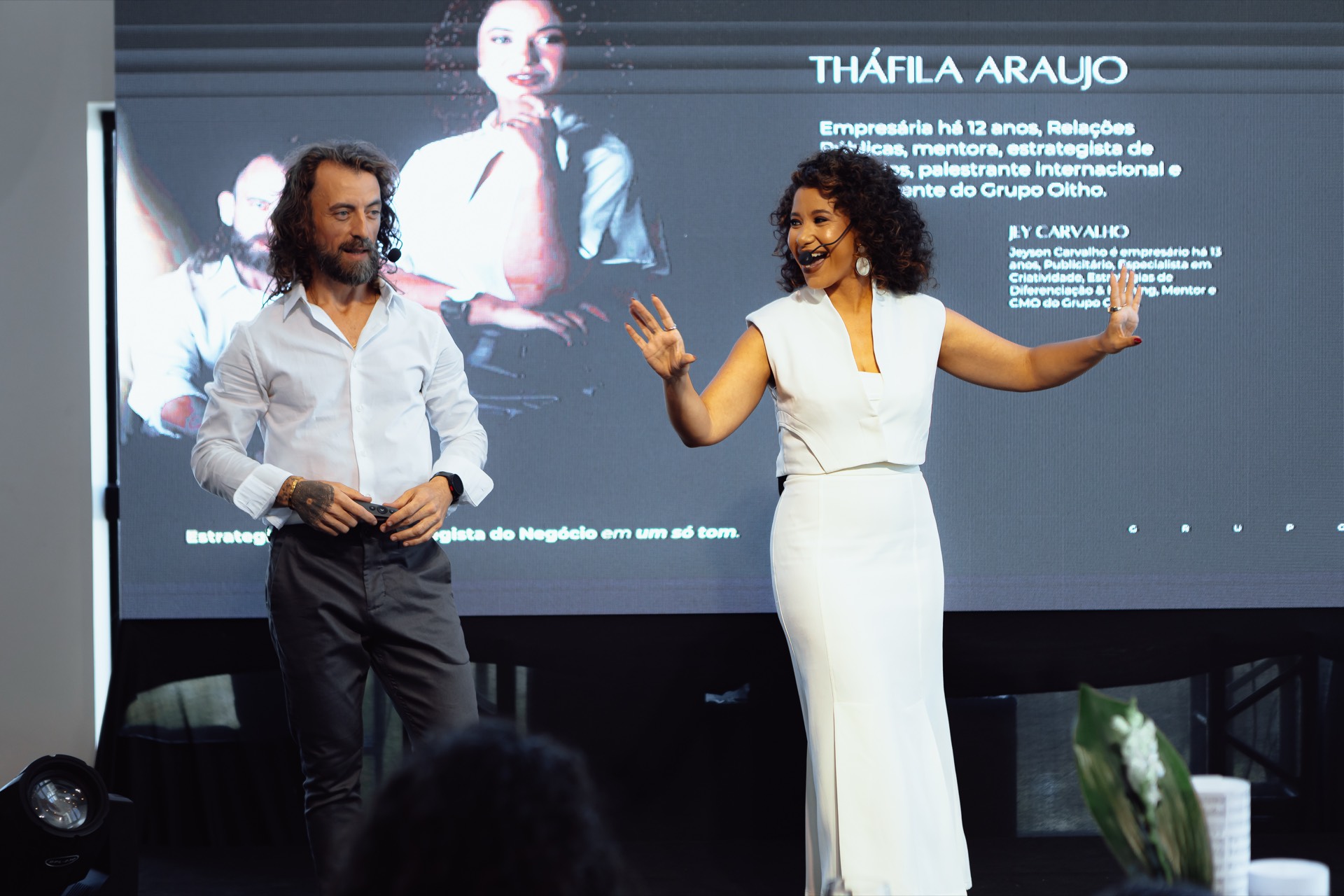 Tháfila Araujo e Jeyson Carvalho apresentando em palco